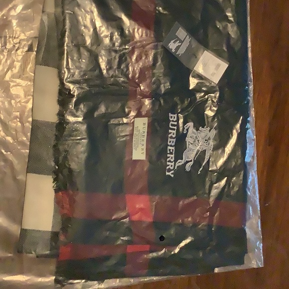 Burberry check scarf 100% Cashmere super soft. BNIB - Picture 2 of 8